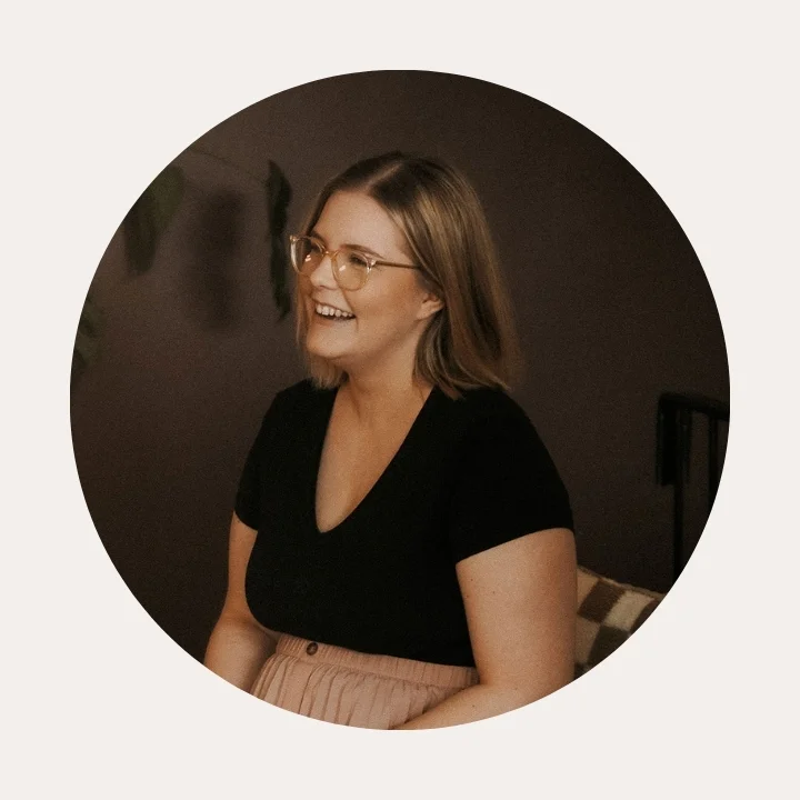 Kynsipalveluita tarjoava henkilökunnan jäsen