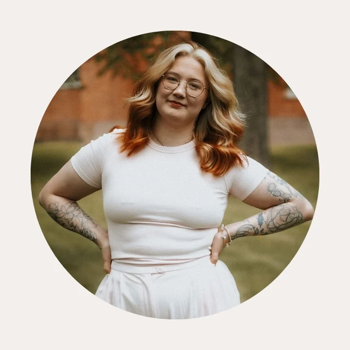 Ripsienpidennyksiä ja hammaskoruja tarjoava henkilökunnan jäsen