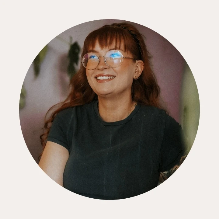 Kynsipalveluita tarjoava henkilökunnan jäsen