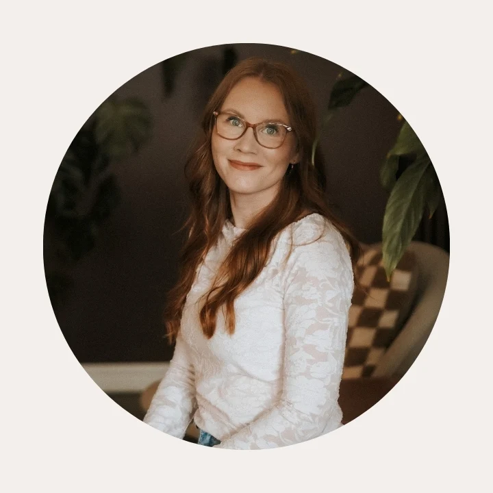 Ripsienpidennyksiä ja PMU-hoitoja tarjoava henkilökunnan jäsen