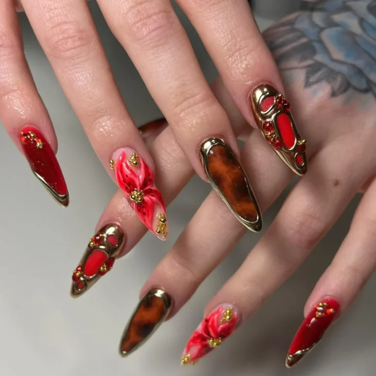 Lähikuva kauniisti tehdyistä geelikynsistä tai rakennekynsistä.