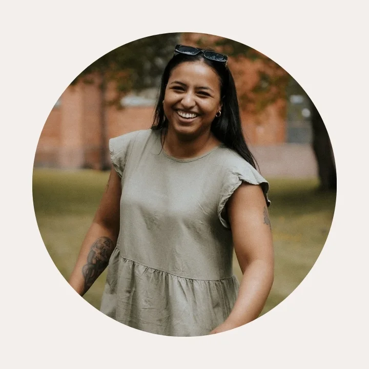 Pistoshoitoja tarjoava henkilökunnan jäsen