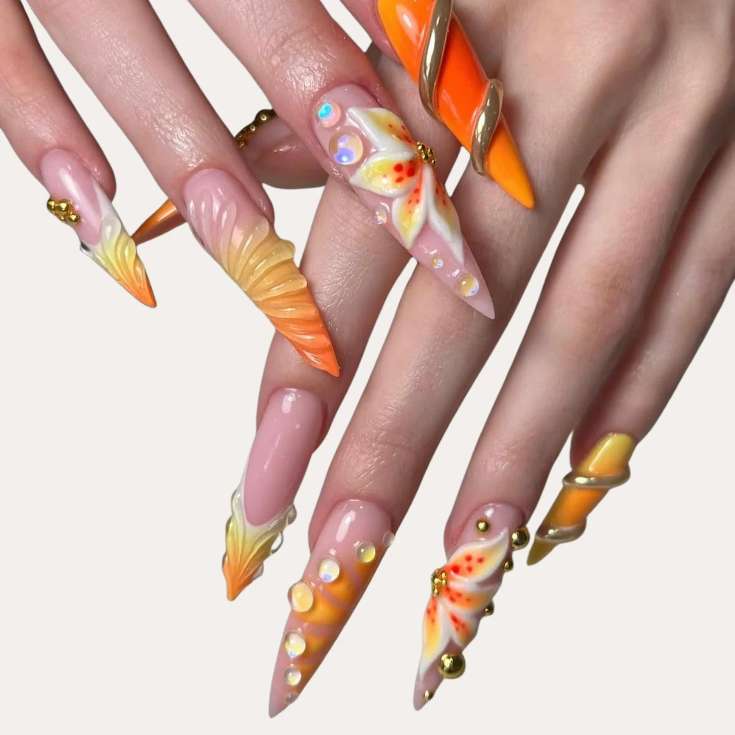 Lähikuva kauniisti tehdyistä geelikynsistä tai rakennekynsistä.