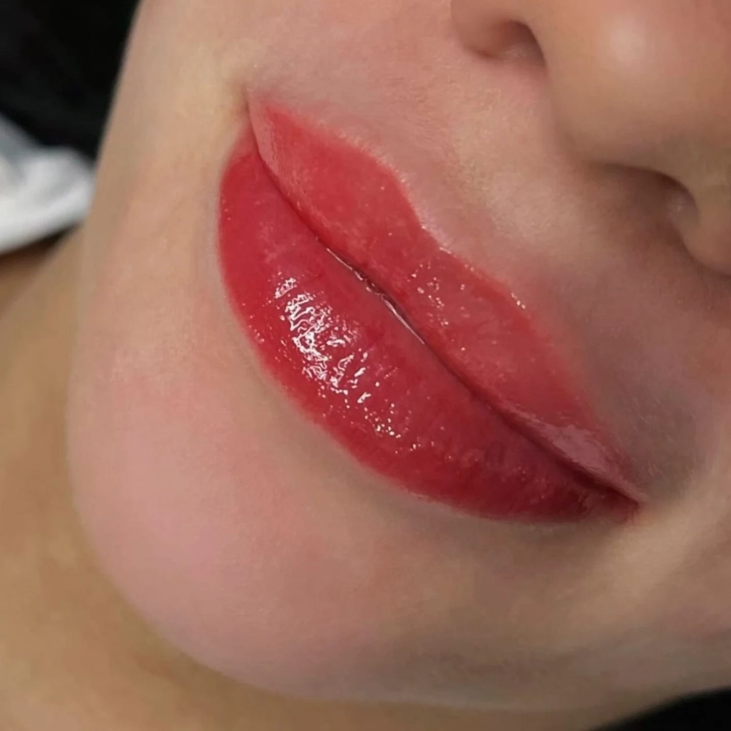 Lähikuva asiakkaan huulista, joihin ammattilainen on tehnyt LipBlush -huulipigmentoinnin
