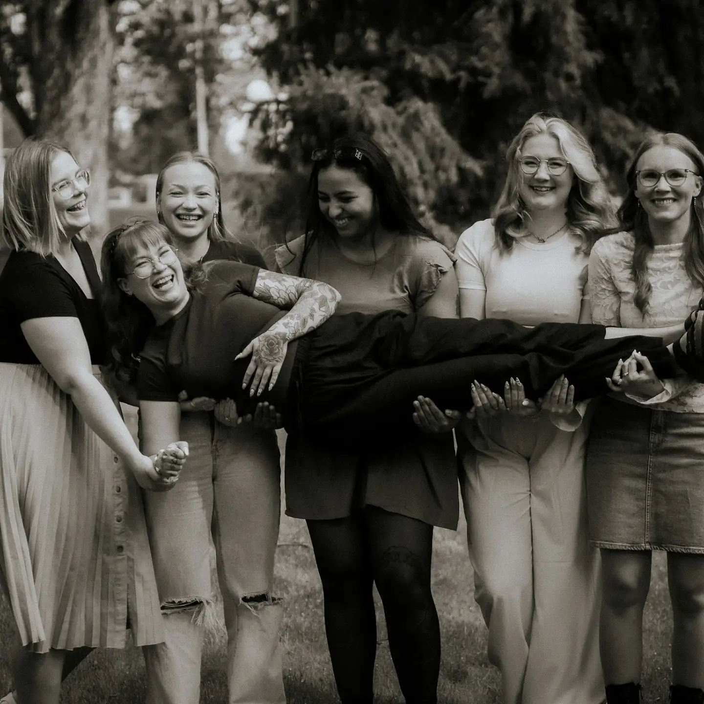 Studio 6.0 Salonkiin kuuluvan henkilökunnan iloinen ryhmäkuva ulkona