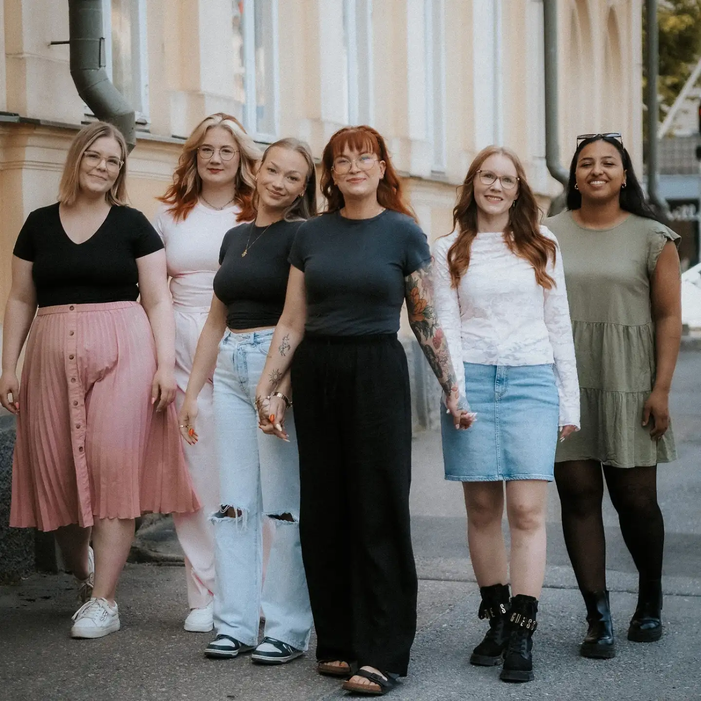 Studio 6.0 Salonkiin kuuluvan henkilökunnan ryhmäkuva ulkona Porin keskustassa.